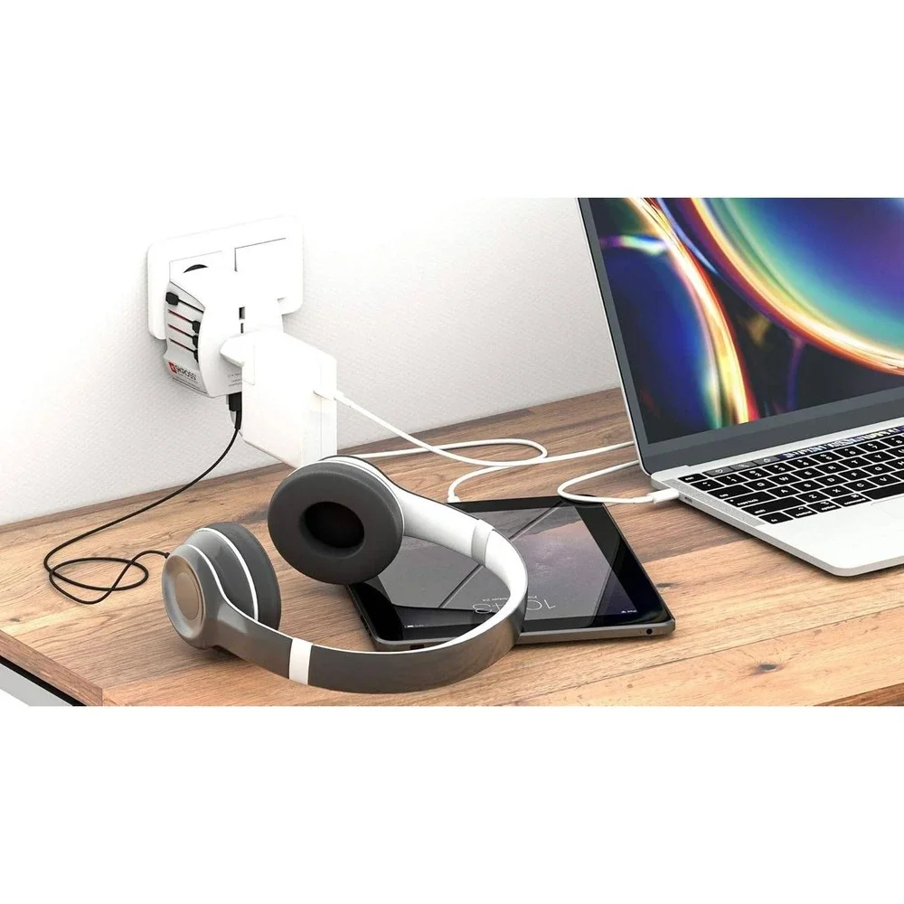 SKROSS Universal Travel Plug with USB and USB C, 1.302962, White Type G (UK)